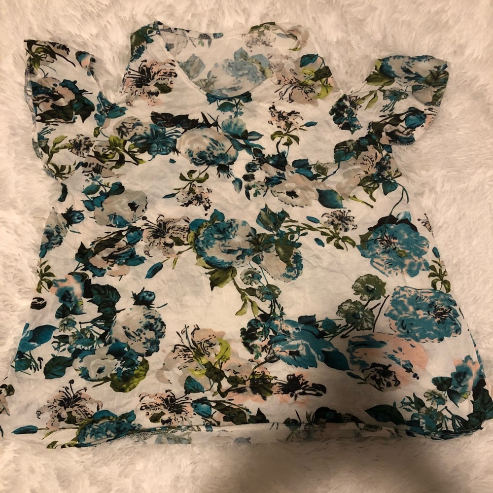 Cold shoulder top/NWOT